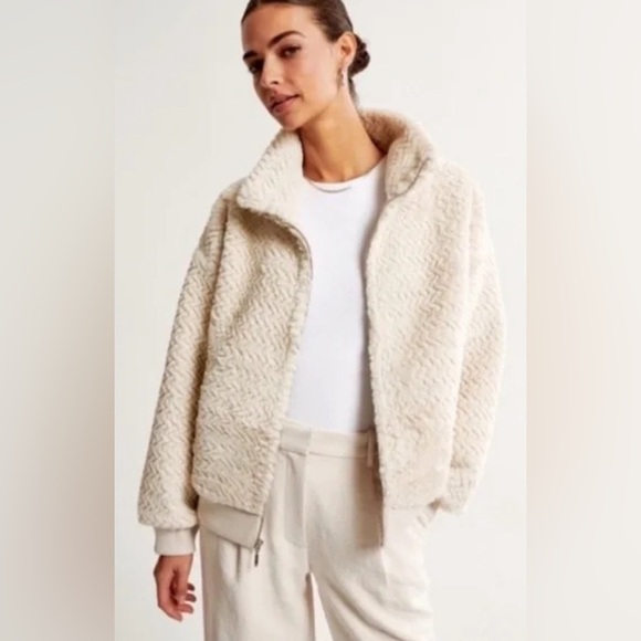 Abercrombie & Fitch Jackets & Blazers - Abercrombie & Fitch Cream Textured Chevron Faux Fur Teddy Bomber Jacket S Small